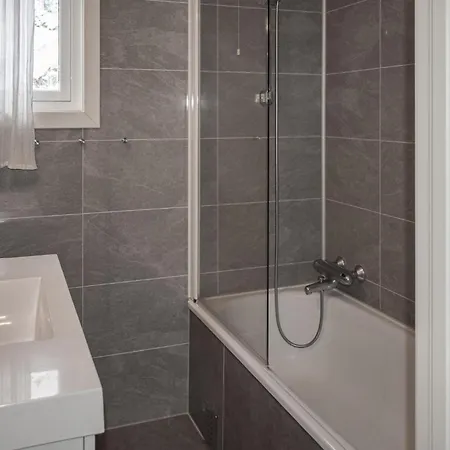 Stunning In With Jacuzzi *