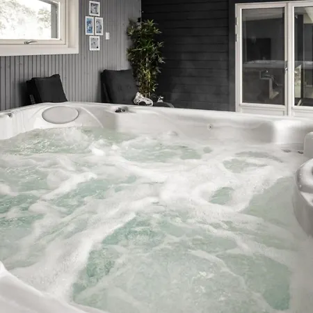 Stunning In With Jacuzzi Holiday home