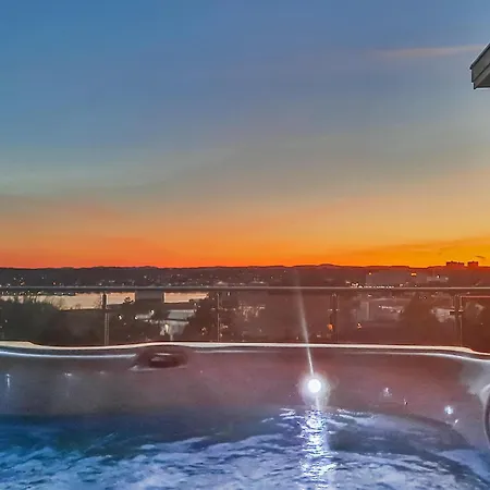 Stunning In With Jacuzzi Holiday home *